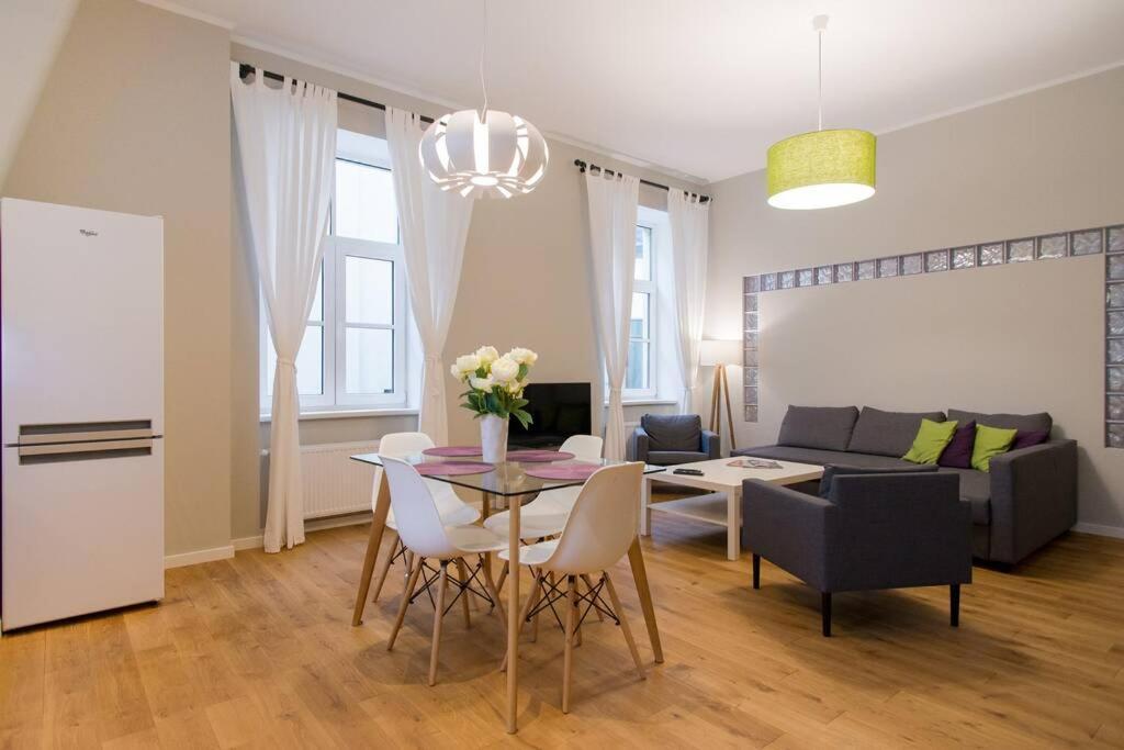 Modern & Spacious 80m2 In Old Town Апартаменти *